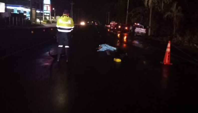 La Policía Nacional Civil (PNC) reportó la muerte de una persona, tras ser atropellada en la carretera que de Sonsonate va a San Salvador.
