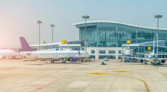 Suspenden el suministro de combustible en cuatro aeropuertos de Colombia, estableciendo así alerta en otros nueve.