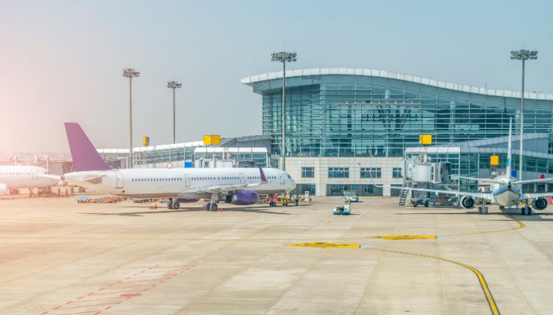 Suspenden el suministro de combustible en cuatro aeropuertos de Colombia, estableciendo así alerta en otros nueve.