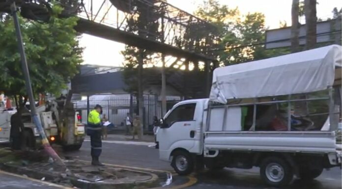 Un camión y un bus protagonizaron un fuerte accidente sobre la Alameda Manuel Enrique Araujo dejando como resultado cuatro lesionados.