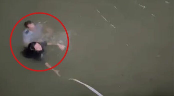 En un video se evidencia como el oficial quedó sin fuerzas por mantener a salvo a una mujer llevándolo a su trágico destino.