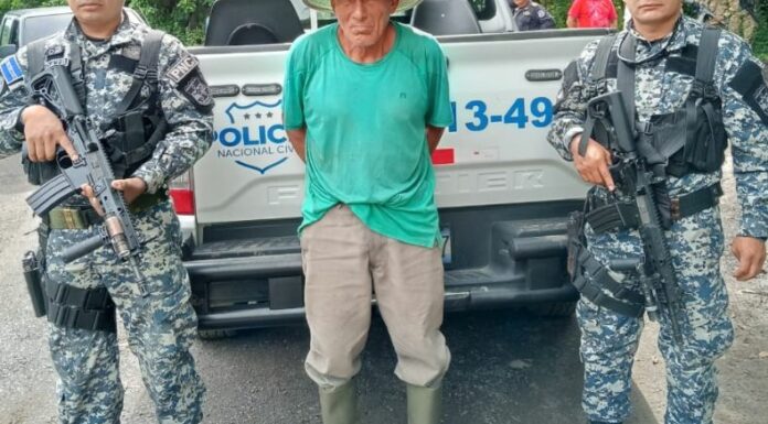 La Policía Nacional Civil (PNC) reportó inspeccionando la escena de un homicidio en el cantón San Carlos Lempa, San Vicente.