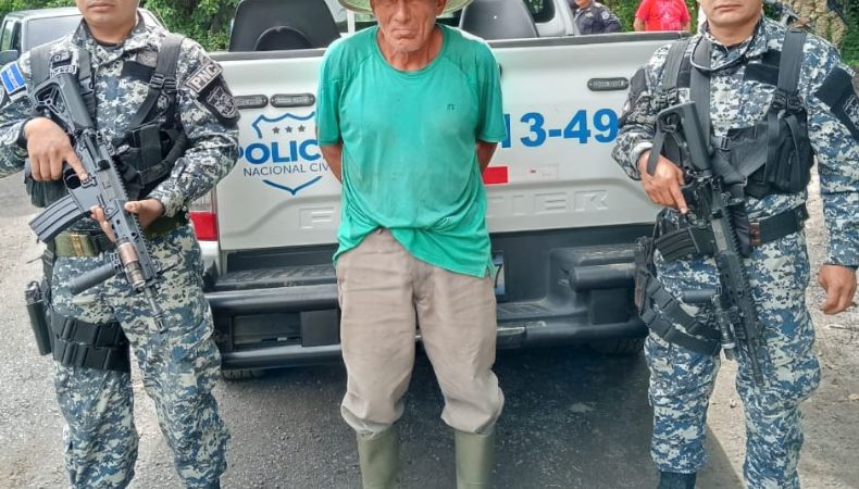 La Policía Nacional Civil (PNC) reportó inspeccionando la escena de un homicidio en el cantón San Carlos Lempa, San Vicente.