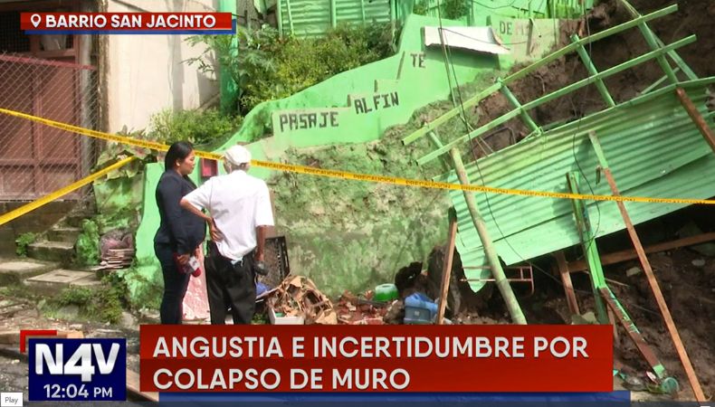 El propietario del muro colapsado abogó que los daños materiales son grandes, pero agradeció a que sus inquilinos están con vida.