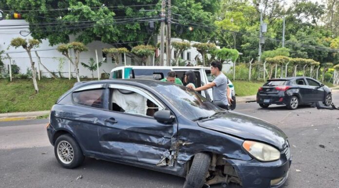 Cruz Verde Salvadoreña reportó un múltiple accidente de tránsito en calle Constitución y avenida Washington, San Salvador Centro.