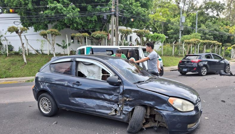 Cruz Verde Salvadoreña reportó un múltiple accidente de tránsito en calle Constitución y avenida Washington, San Salvador Centro.