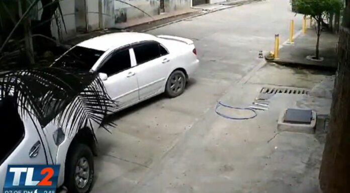 Cámara de seguridad captó un peculiar choque, en el que un conductor impactó contra un vehículo y casas en Santa Rosa de Lima.