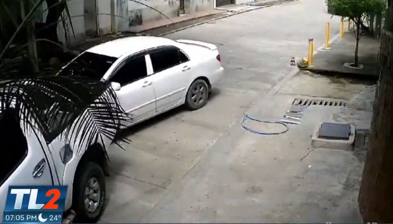 Cámara de seguridad captó un peculiar choque, en el que un conductor impactó contra un vehículo y casas en Santa Rosa de Lima.