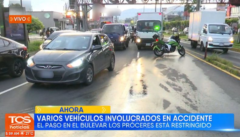 Las autoridades se encuentran en el lugar para agilizar el tráfico vehicular donde una rastra provocó el múltiple accidente.