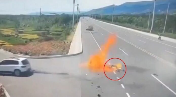 Completamente en llamas quedó un motociclista que iba a exceso de velocidad tras chocar con una camioneta en China.
