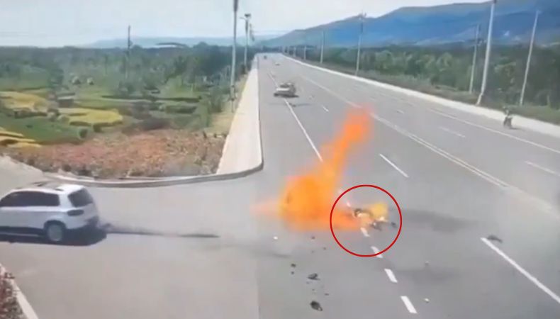 Completamente en llamas quedó un motociclista que iba a exceso de velocidad tras chocar con una camioneta en China.