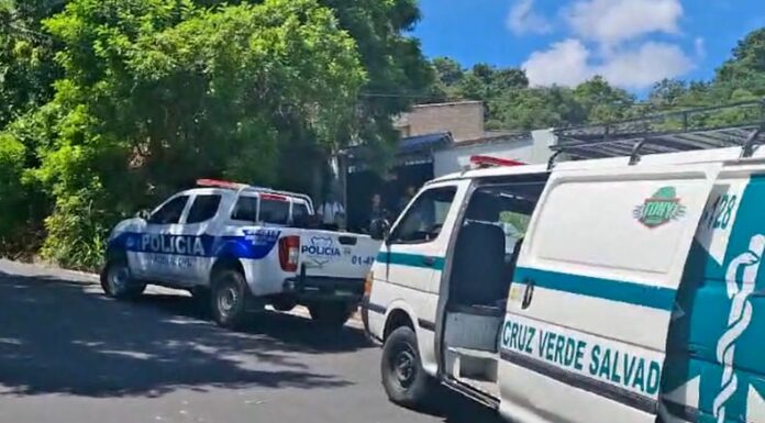 Equipos de Socorro y PNC, verifican el caso de un hombre que murió mientras podaba un árbol en la colonia Sierra Morena, Soyapango.