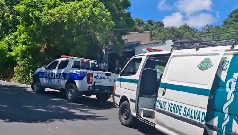 Equipos de Socorro y PNC, verifican el caso de un hombre que murió mientras podaba un árbol en la colonia Sierra Morena, Soyapango.