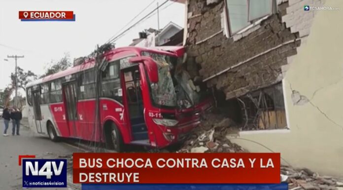 Un fuerte accidente de tránsito se registró en la localidad de Baños, Cuenca, Ecuador, donde un autobús impactó contra una casa.