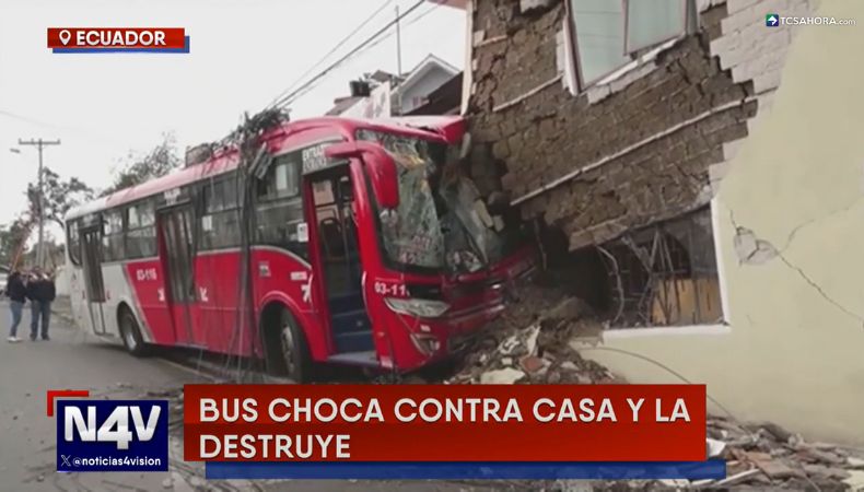 Un fuerte accidente de tránsito se registró en la localidad de Baños, Cuenca, Ecuador, donde un autobús impactó contra una casa.
