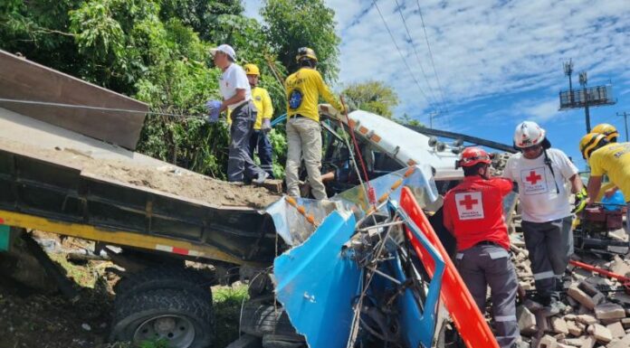 Un fuerte accidente de tránsito en la carretera al Puerto de La Libertad se reporta por equipos de emergencia. Es complicado el paso.