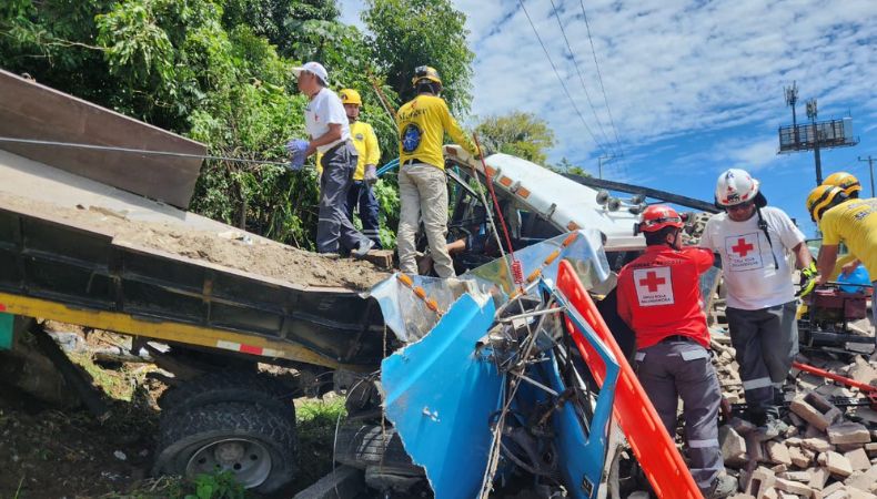 Un fuerte accidente de tránsito en la carretera al Puerto de La Libertad se reporta por equipos de emergencia. Es complicado el paso.