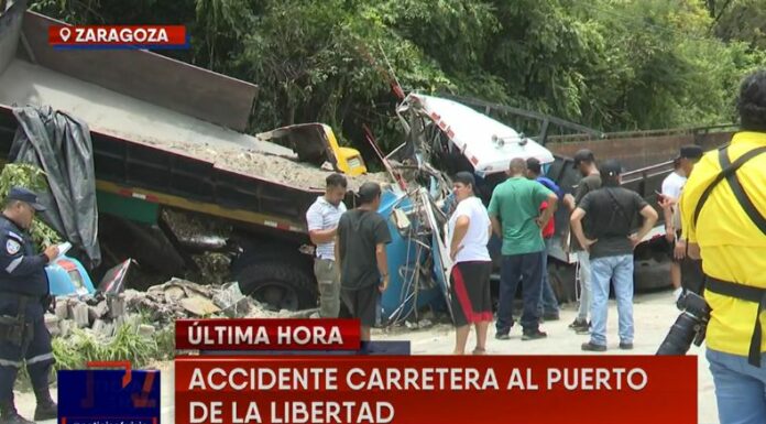 Según el reporte inicial la causa de este fatal accidente se debió a la excesiva velocidad. Las autoridades instan a conducir a la defensiva.