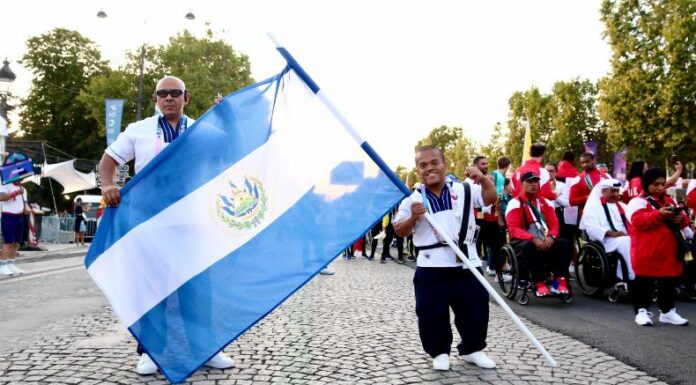 Los tres paraatletas que representaran a El Salvador en la justa deportiva desfilaron junto al pabellón nacional.