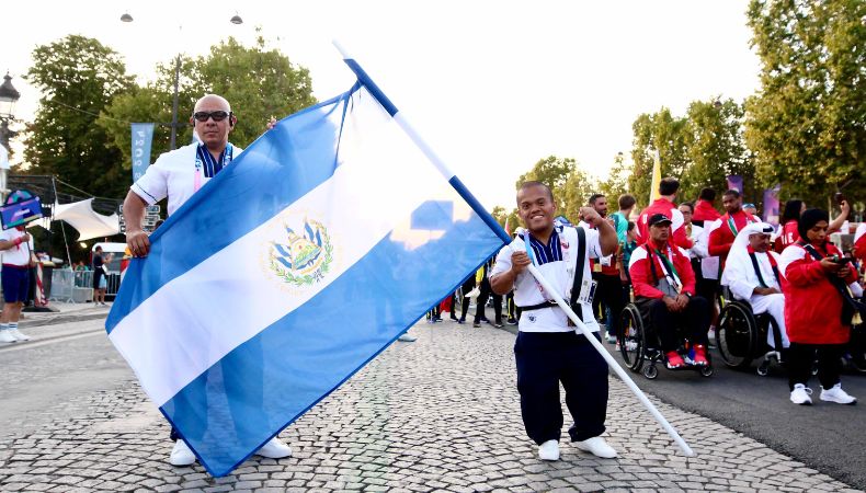 Los tres paraatletas que representaran a El Salvador en la justa deportiva desfilaron junto al pabellón nacional.