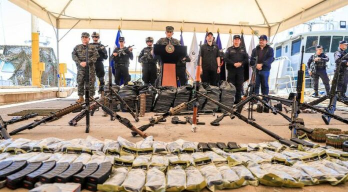Las autoridades de Seguridad verificaron una millonaria incautación de droga y armamento ejecutada por la Marina Nacional.