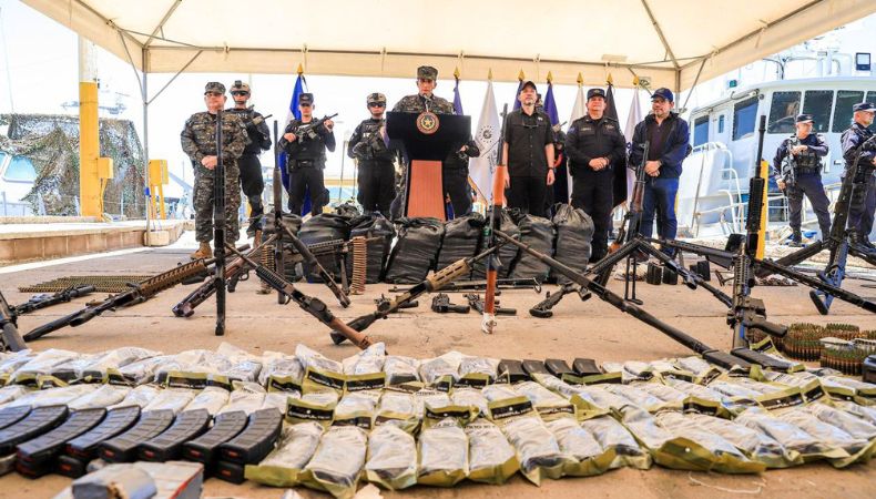 Las autoridades de Seguridad verificaron una millonaria incautación de droga y armamento ejecutada por la Marina Nacional.