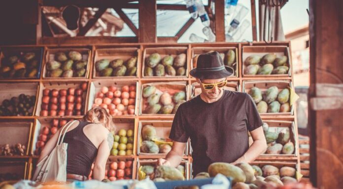 La nueva tendencia que ronda en las redes sociales sobre ligar en el supermercado y sobre todo con una ¿piña al revés?