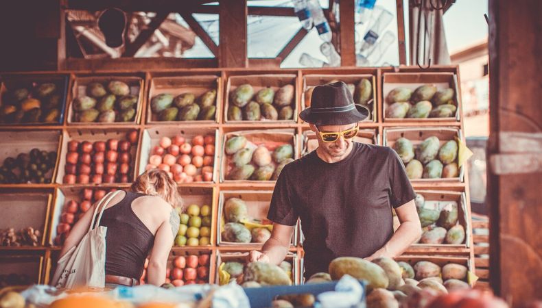 La nueva tendencia que ronda en las redes sociales sobre ligar en el supermercado y sobre todo con una ¿piña al revés?