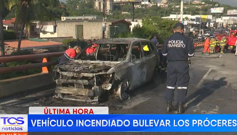 El incendio ocurrió sobre el paso del desnivel del Árbol de la Paz. Por fortuna, no se reportaron personas lesionadas.