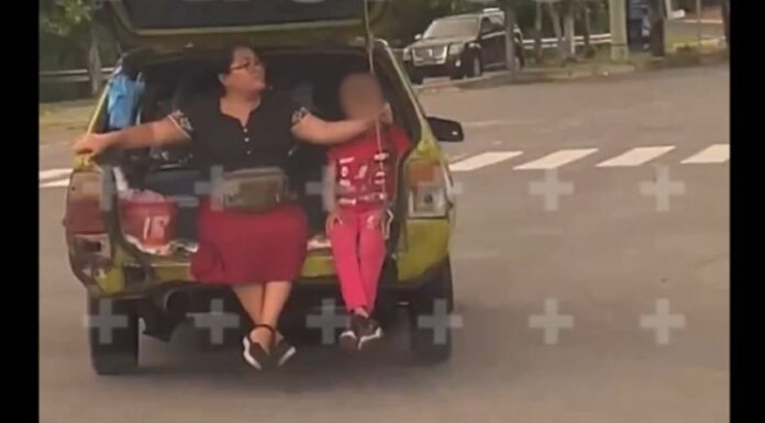 A través de un video se observa como el conductor transitaba con el baúl abierto y una mujer y una niña iban sentadas.