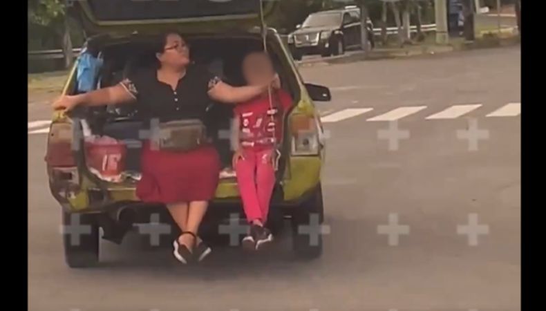 A través de un video se observa como el conductor transitaba con el baúl abierto y una mujer y una niña iban sentadas.