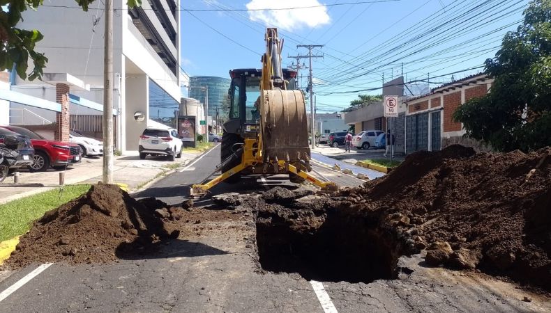 La formación de una cárcava en la 87° Avenida Norte, entre la 1a. calle Poniente y Paseo General Escalón, mantiene cerrado el paso.