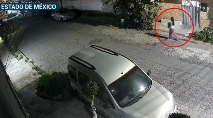 Una mujer abandonó a un bebé recién nacido en calles de Ecatepec, México, una cámara captó como lo dejó y después huyó.