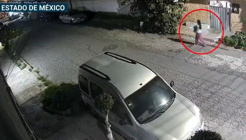 Una mujer abandonó a un bebé recién nacido en calles de Ecatepec, México, una cámara captó como lo dejó y después huyó.
