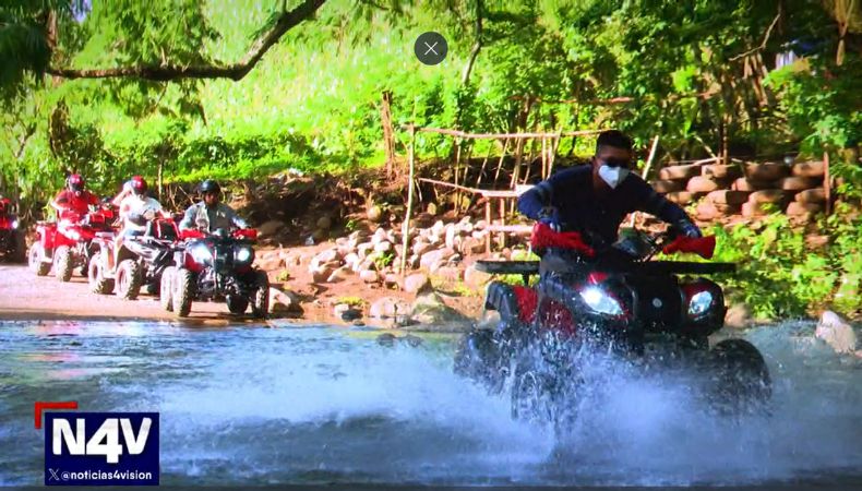 Un grupo de guías poseen un emprendimiento con cuatrimotos donde lo conducirán por una carretera rustica con bellos paisajes.