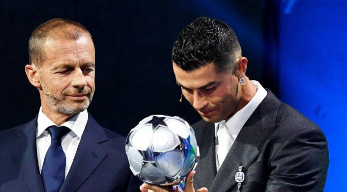 Cristiano Ronaldo hace un guiño a su regreso al fútbol europeo tras recibir una distinción durante el sorteo de la Liga de Campeones.