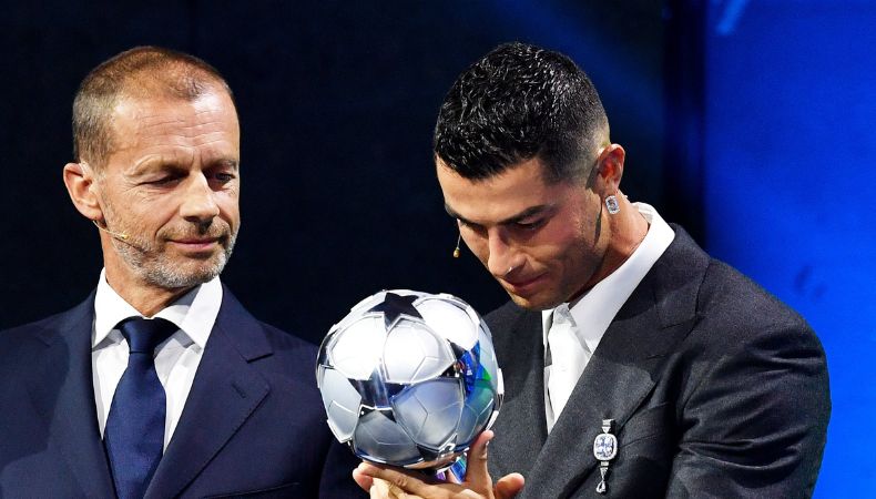 Cristiano Ronaldo hace un guiño a su regreso al fútbol europeo tras recibir una distinción durante el sorteo de la Liga de Campeones.