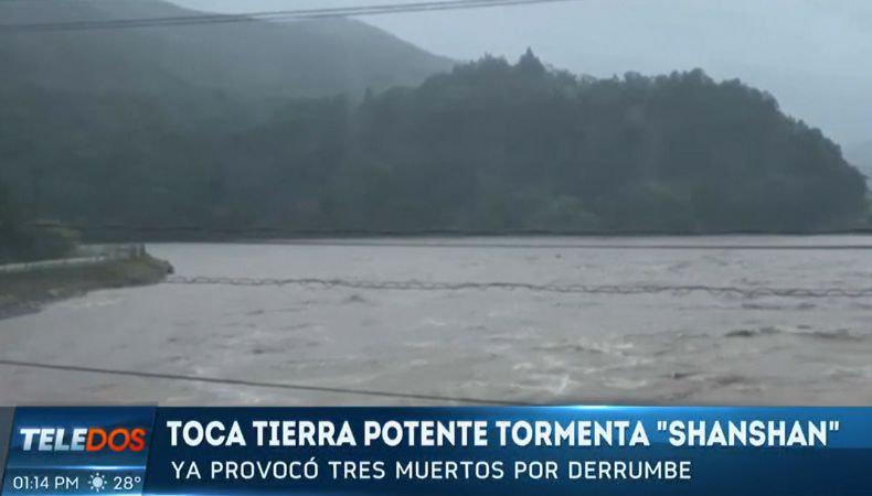 El tifón Shanshan azotó el sur de Japón con lluvias torrenciales y vientos, que ha dejado varias muertes y heridos.