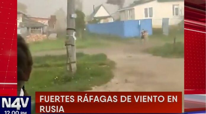 Las fuertes ráfagas de viento en Rusia azotaron el techo de varias viviendas y a las personas les costaba buscar refugio.