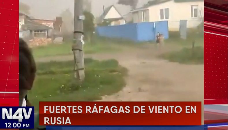 Las fuertes ráfagas de viento en Rusia azotaron el techo de varias viviendas y a las personas les costaba buscar refugio.