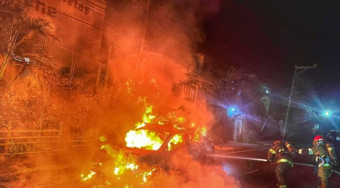 La Policía Nacional Civil (PNC) reportó un vehículo incendiado a la altura de un centro comercial de La Cima.