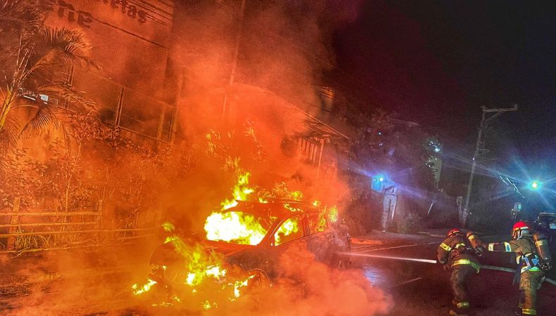 La Policía Nacional Civil (PNC) reportó un vehículo incendiado a la altura de un centro comercial de La Cima.