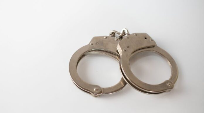 La Fiscalía ordenó la captura de un hombre que es acusado de estafa por vender entradas de conciertos que nunca entregó.