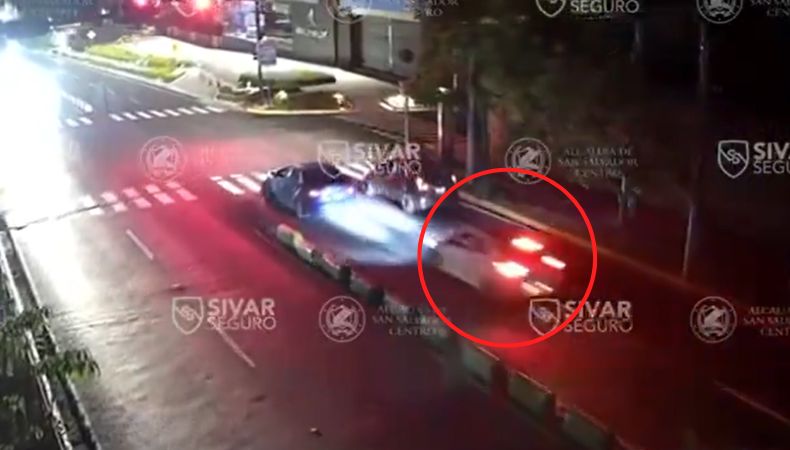 ¡Imprudencia al volante! Conductor provocó un múltiple accidente Un nuevo caso de imprudencia al volante fue captado por las cámaras de Sivar Seguro instaladas sobre el Paseo General Escalón.