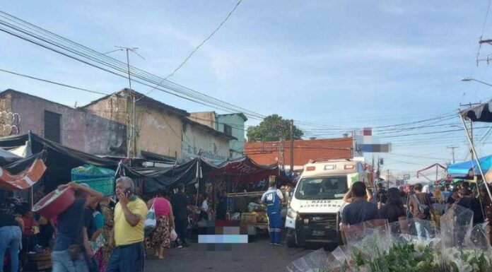 Se reporta la escena de una persona fallecida en el Mercado Colón, Santa Ana. Instituciones de primera respuesta se encuentran en el lugar.