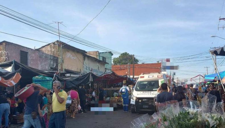 Se reporta la escena de una persona fallecida en el Mercado Colón, Santa Ana. Instituciones de primera respuesta se encuentran en el lugar.