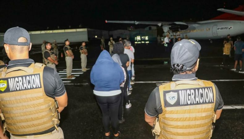 Panamá continúa con la deportación de migrantes que cruzan la Selva del Darién. Las últimas repatriaciones son de ecuatorianos y colombianos.