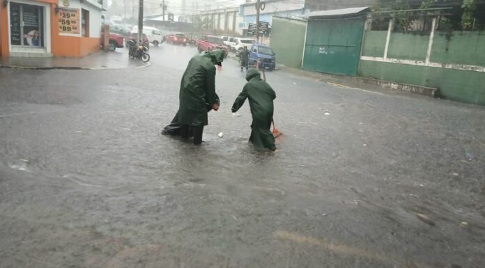 La Alcaldía de San Salvador Centro, reportó inundaciones en la colonia Médica por obstrucción de tragantes debido a las lluvias.