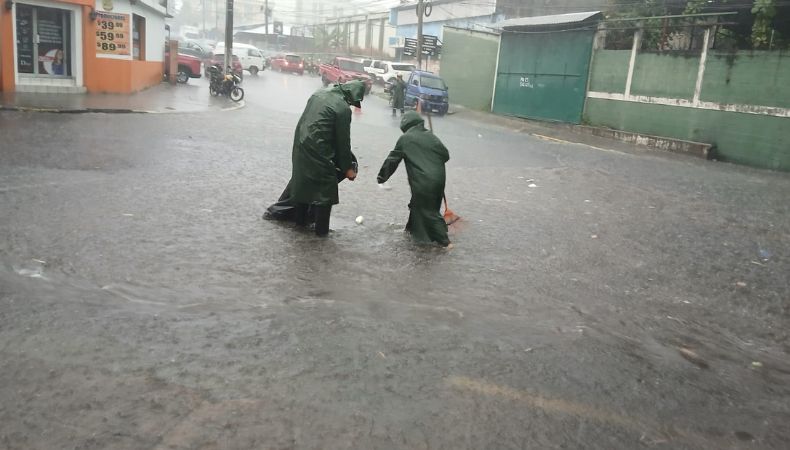 La Alcaldía de San Salvador Centro, reportó inundaciones en la colonia Médica por obstrucción de tragantes debido a las lluvias.