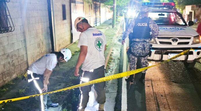 Elementos de Cruz Verde localizan el cuerpo sin vida de una persona que se encontraba en una alcantarilla en calle a Mariona.